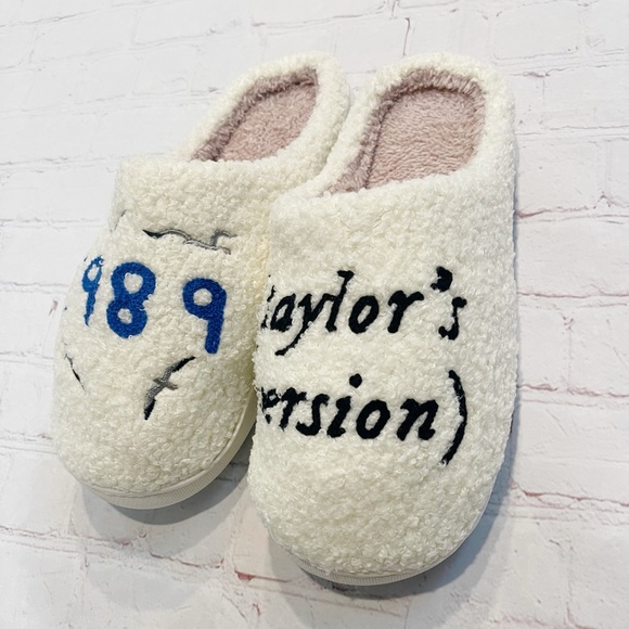 NEW! 1989 Taylor’s version seagull memory foam slippers women’s size 9.5-10 - Picture 6 of 10